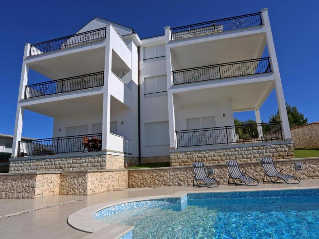 Lovely Apartment With Beautiful Pool Примоштен Экстерьер фото