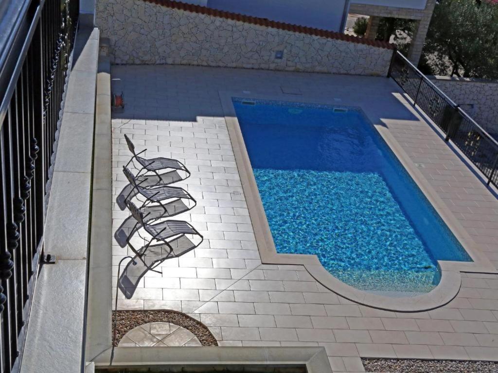 Lovely Apartment With Beautiful Pool Примоштен Экстерьер фото