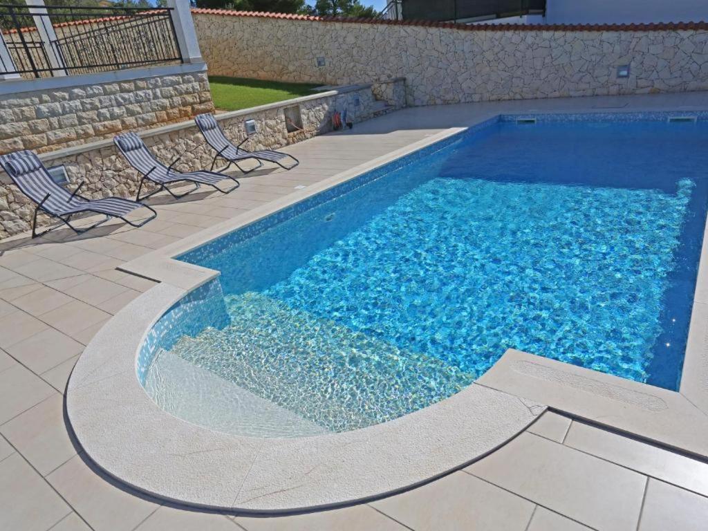 Lovely Apartment With Beautiful Pool Примоштен Экстерьер фото