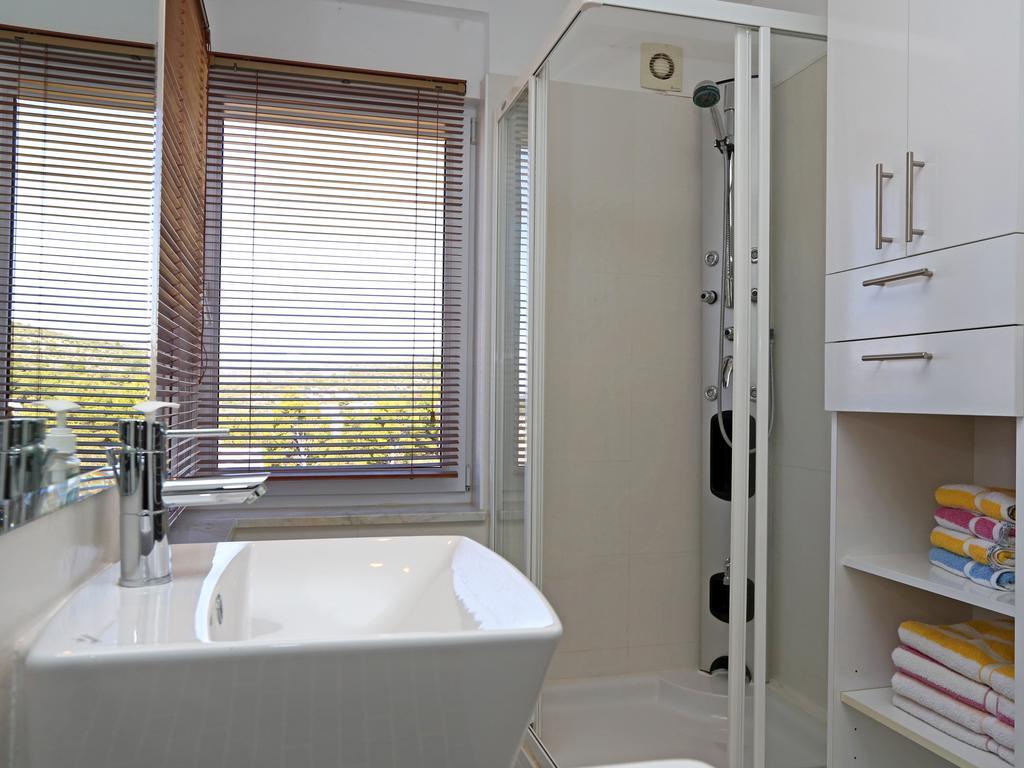 Lovely Apartment With Beautiful Pool Примоштен Экстерьер фото
