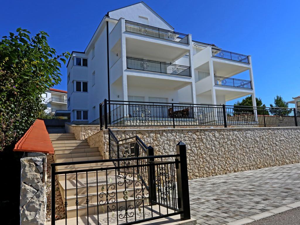 Lovely Apartment With Beautiful Pool Примоштен Экстерьер фото