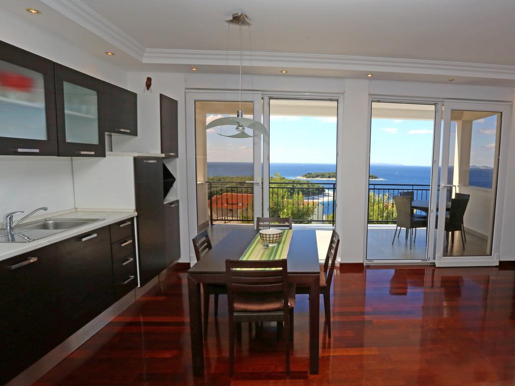 Lovely Apartment With Beautiful Pool Примоштен Экстерьер фото