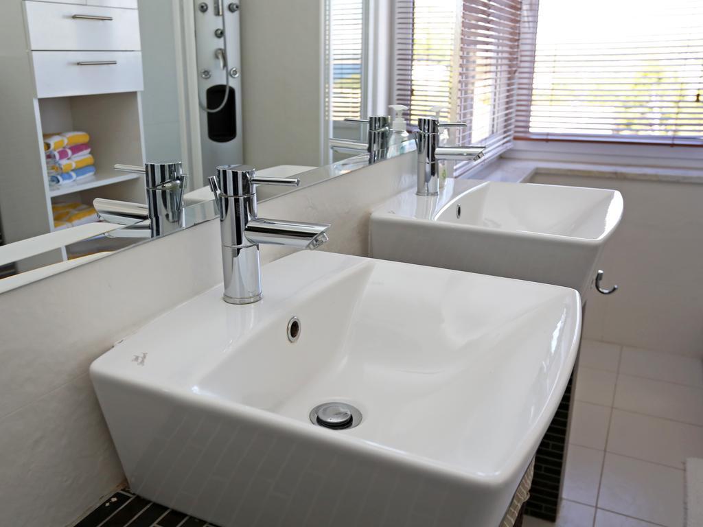 Lovely Apartment With Beautiful Pool Примоштен Экстерьер фото