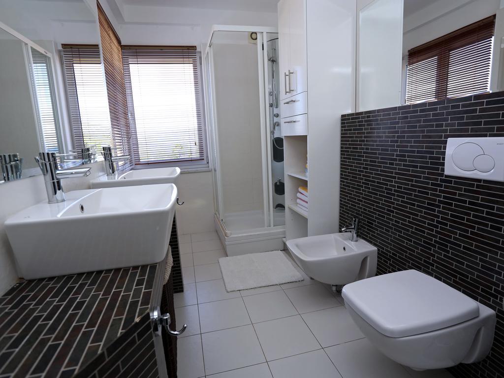Lovely Apartment With Beautiful Pool Примоштен Экстерьер фото